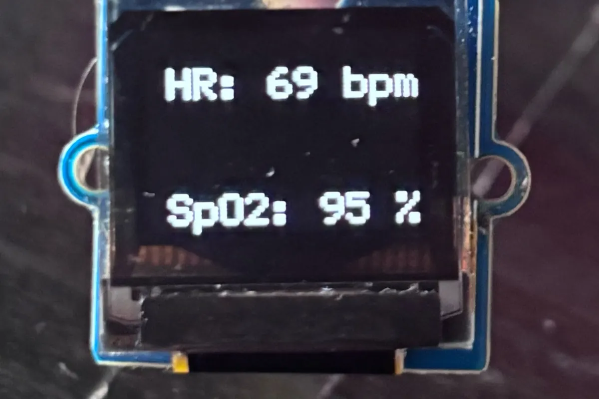OLED display reading HR 69 bpm and SpO2 95 percent.